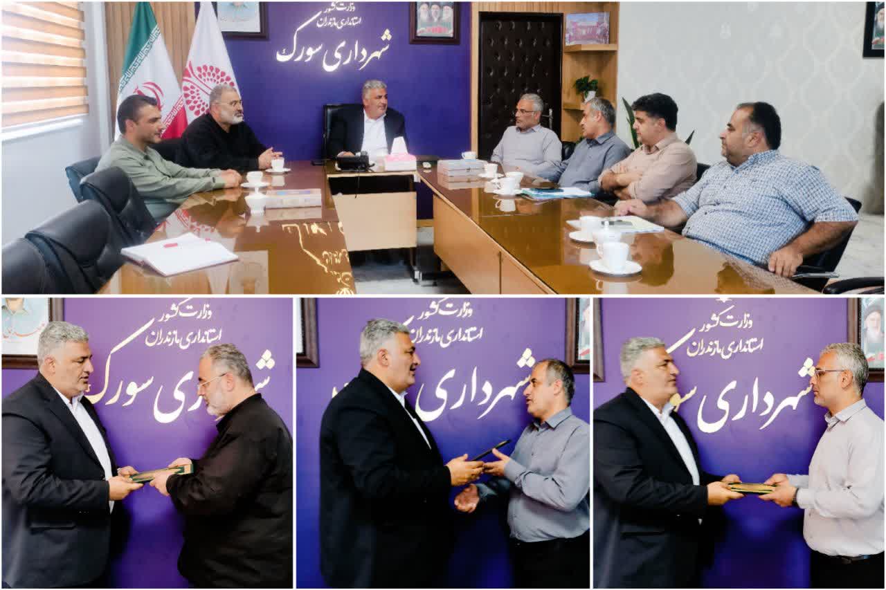 طی مراسمی با حضور شهردار سورک؛ از کارمندان نمونه شهرداری سورک تقدیر شد